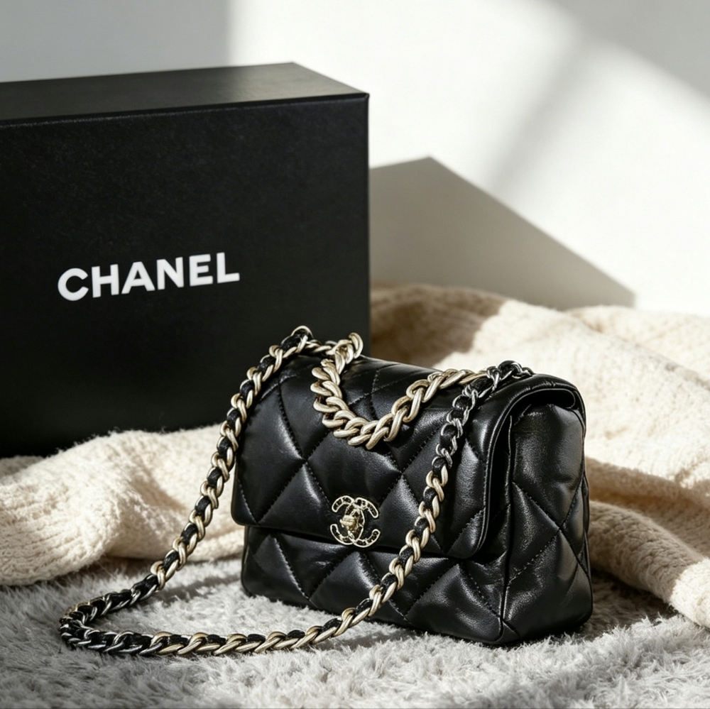 Chanel 19 Medium in Quilted Shiny Calfskin - Picture 3 of 7